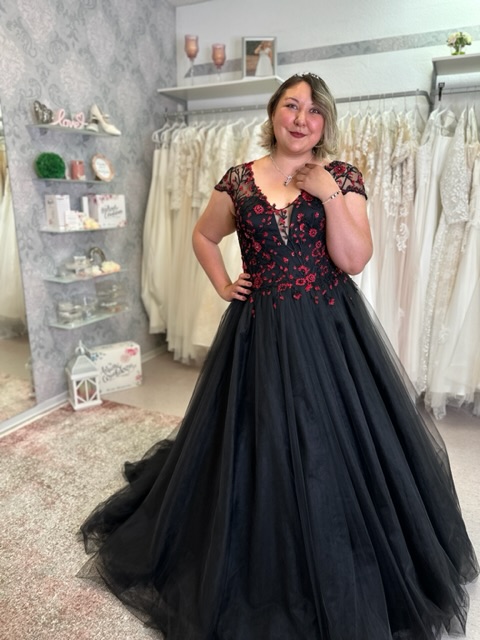 Schwarzes Brautkleid mit roter Stickerei von Schantall Brautmoden. Brautkleid Plussize für Braut mit großer Größe in schwarz. Schwarzes Brautkleid Gr.46 Biancas Brautmoden in Bad Kreuznach, Mainz, Wiesbaden, Köln, Koblenz.