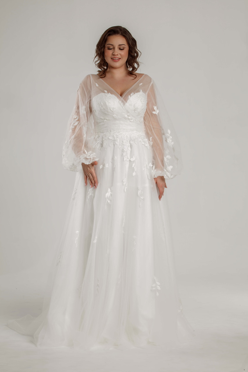 Curvybrautkleid mit langen Puffärmeln bei Biancas Brautmoden