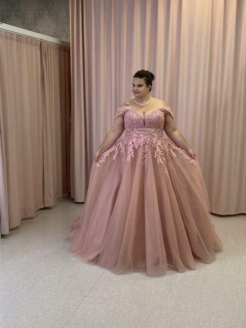 Farbiges Brautkleid Plussize in großer Größe in rose. Brautkleider farbig Übergröße. Curvybrautkleid rosa von Bridal Star.