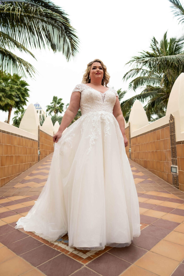 Curvybrautkleid von Bridal Star in A-Linie aus Tüll und Spitze für die Braut mit großer Größe in bad Münster bei bad Kreuznach, Mainz, Wiesbaden, Kaiserslautern, Alzey, Köln kaufen. Genieße ein Erlebnis wie zwischen Tüll und Tränen.