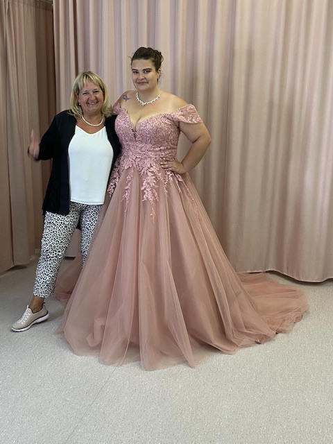 Farbiges Brautkleid Plussize in großer Größe in rose. Brautkleider farbig Übergröße. Curvybrautkleid rosa von Bridal Star.