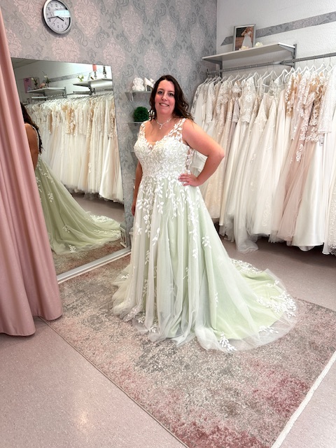 Brautkleid in großer Größe grün