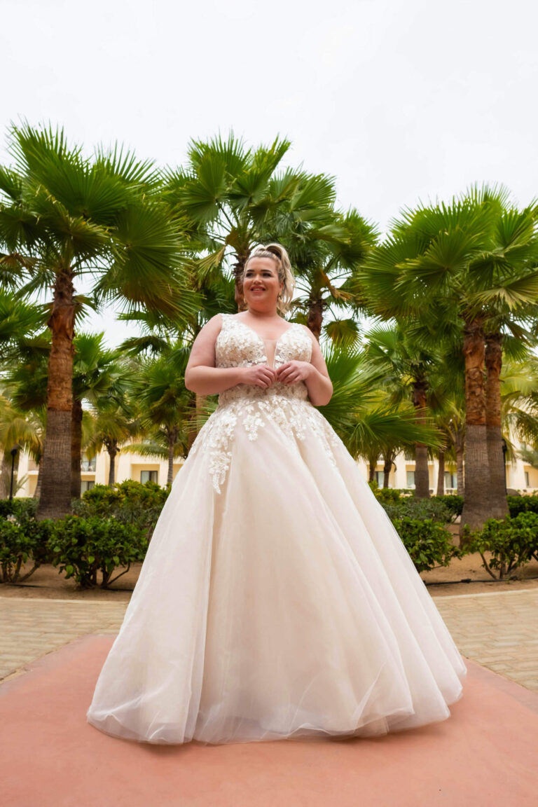 Curvybrautkleid von Bridal Star in A-Linie aus Tüll und Spitze für die Braut mit großer Größe in bad Münster bei bad Kreuznach, Mainz, Wiesbaden, Kaiserslautern, Alzey, Köln kaufen. Genieße ein Erlebnis wie zwischen Tüll und Tränen.