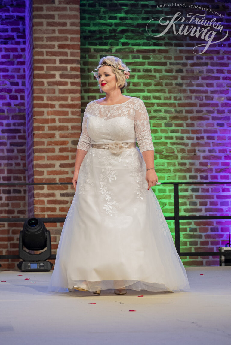 Curvybrautkleid mit langen Ärmeln in Bohostyle von Bianca´s Brautmoden in Übergröße, Plussize in Bad Kreuznach .