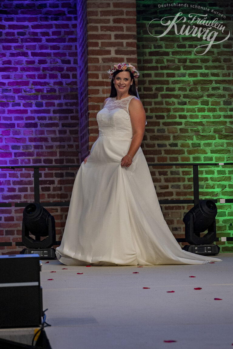 Curvybrautkleid in Vintagestyle. Schlicht, fließender Rock von Bianco Evento für die standesamtliche Hochzeit.