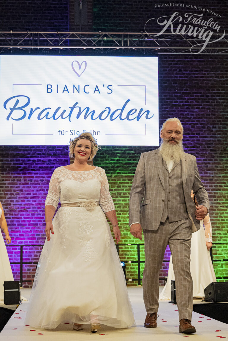 Vintagebrautkleid mit langen Ärmeln, getragen von einem Curvymodel bei der Miss Kurvig Wahl von Fräulein Kurvig, Deutschlands schönste Kurven.,