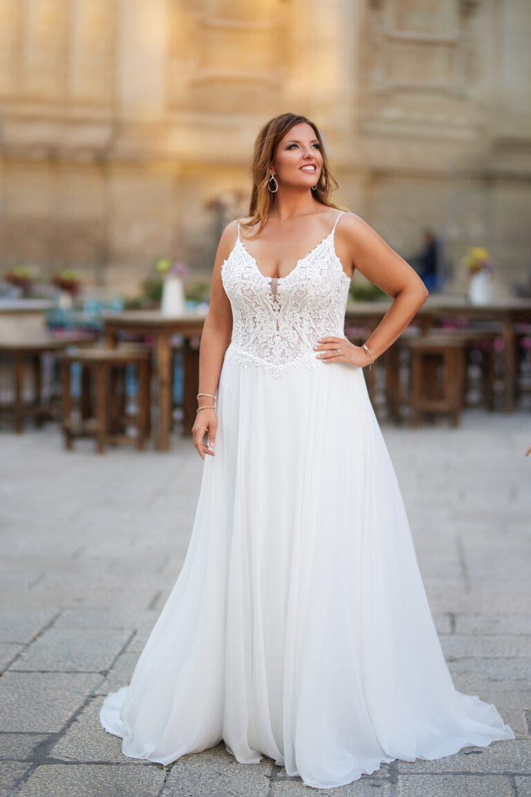 Curvybrautkleid von Tres chic mit schmalen Trägern für die Braut in großer Größe